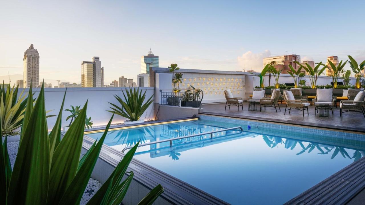 The Howard Plaza Hotel Гаосюн Экстерьер фото Rooftop pool at the Four Seasons Hotel, Miami