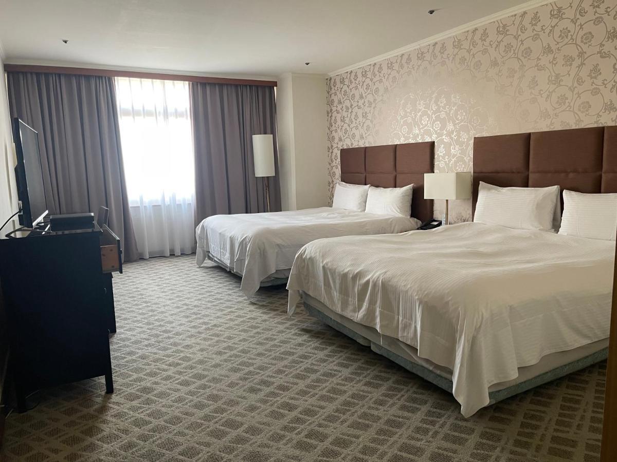 The Howard Plaza Hotel Гаосюн Экстерьер фото A room at the Hilton Garden Inn in San Francisco