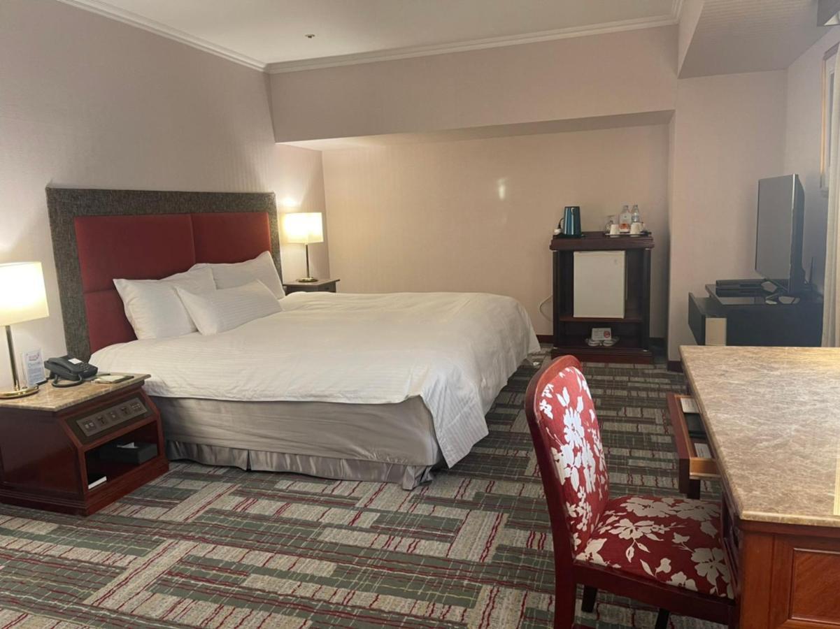 The Howard Plaza Hotel Гаосюн Экстерьер фото A room at the hotel