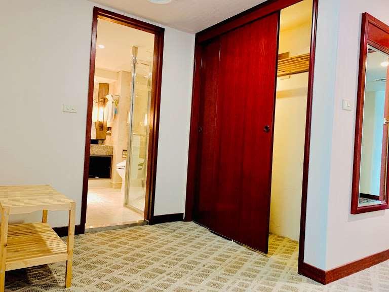 The Howard Plaza Hotel Гаосюн Экстерьер фото A room at the hotel